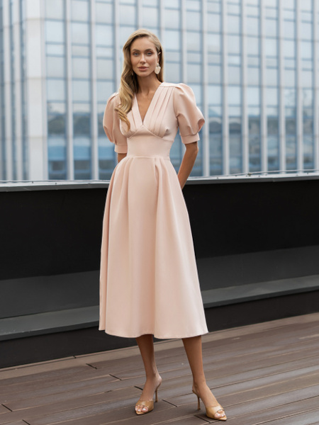 Beżowa rozkloszowana sukienka midi z krótkim bufiastym rękawkiem