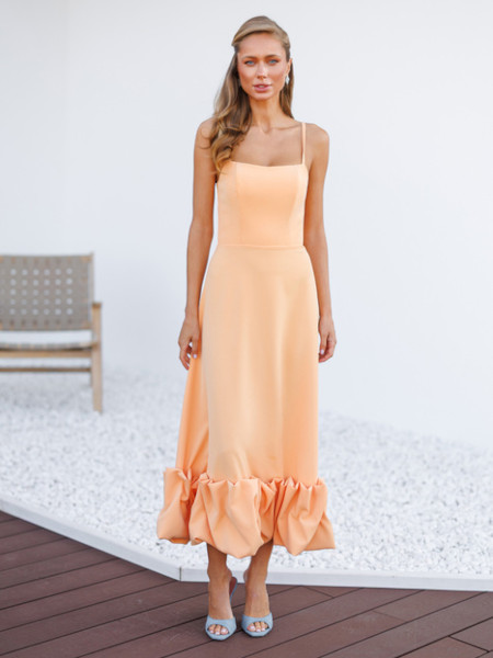 Elegancka brzoskwiniowa sukienka midi na ramiączkach z falbaną