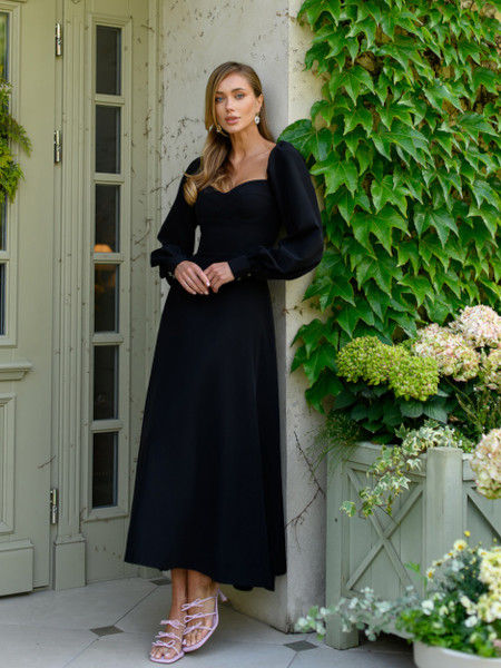 Elegancka czarna sukienka maxi z długim rękawem – idealna na wesele