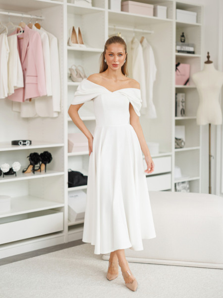 Rozkloszowana sukienka z odkrytymi ramionami - biała