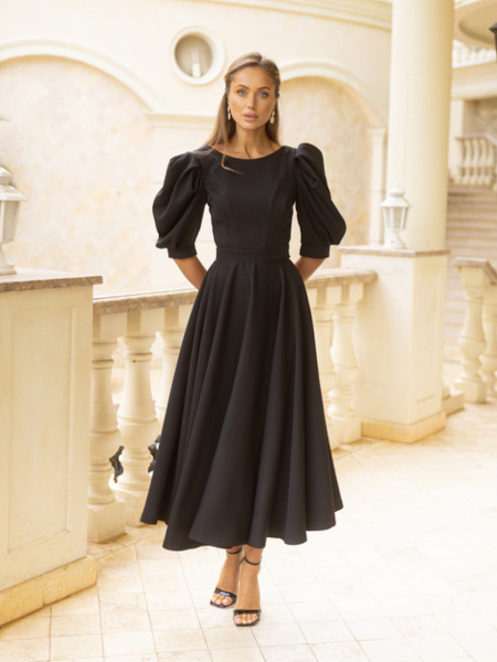 Sukienka midi z bufiastymi rękawami – elegancka czerń