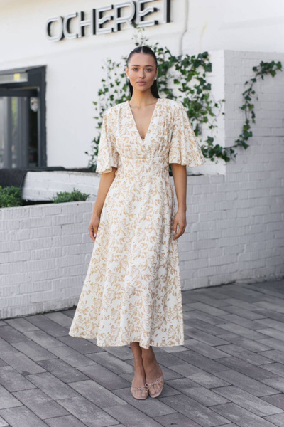 Elegancka sukienka midi w stylu boho z dekoltem V – beżowa we wzory
