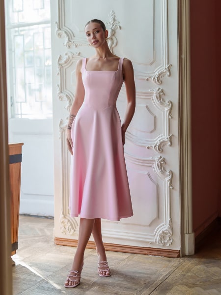 Elegancka rozkloszowana sukienka midi - różowa
