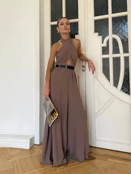 Kombinezon damski maxi mokka z wiązaniem na szyi – elegancki fason oversize