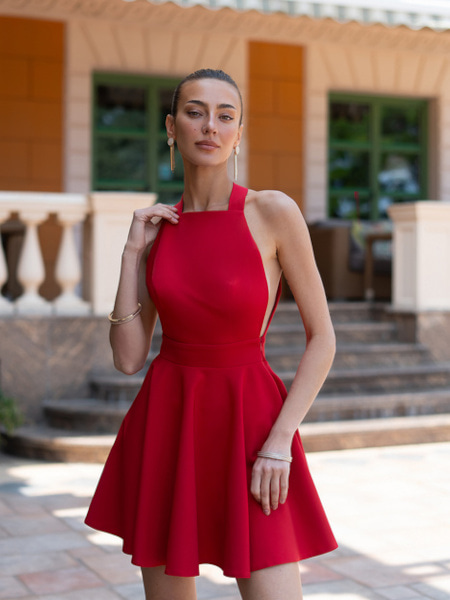 Czerwona rozkloszowana sukienka mini bez rękawów z wiązaniem na plecach