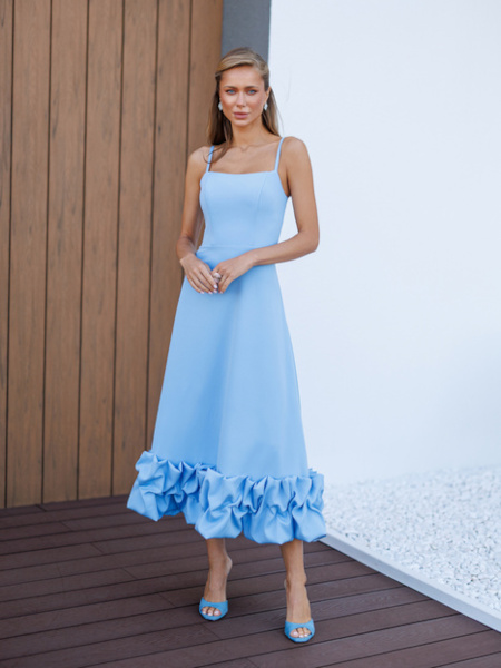 Elegancka błękitna sukienka midi na ramiączkach z falbaną