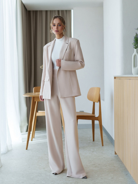 Elegancki damski garnitur beżowy – marynarka i szerokie spodnie