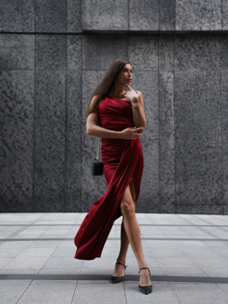 Asymetryczna satynowa sukienka maxi na jedno ramie - bordowa
