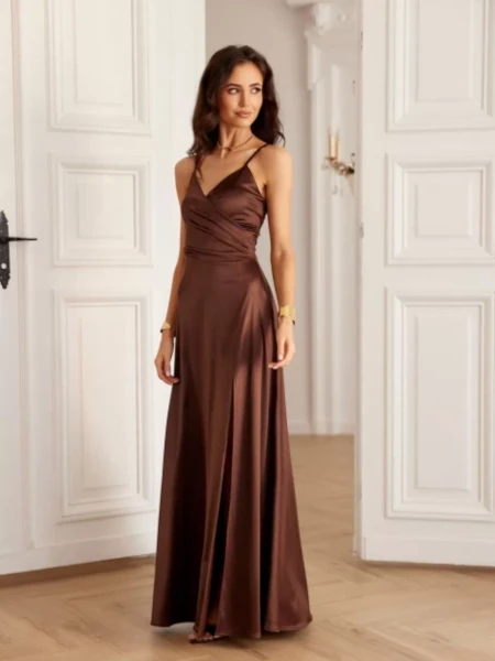 Brązowa satynowa sukienka maxi sznurowana na plecach