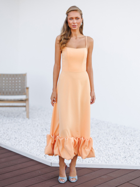 Elegancka brzoskwiniowa sukienka midi na ramiączkach z falbaną