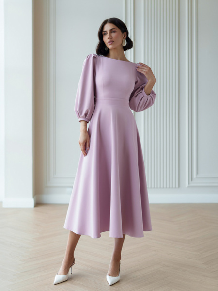 Elegancka rozkloszowana sukienka midi z bufiastymi rękawami zawiązywana na kokardę w kolorze różowym