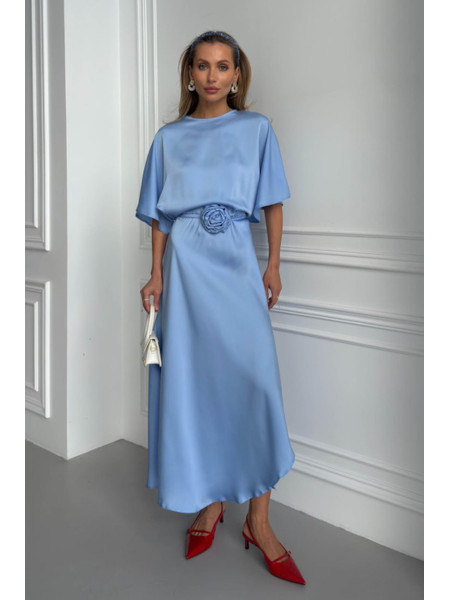 Sukienka Rose – elegancka sukienka midi z ozdobną różą niebieska | Baby Blue