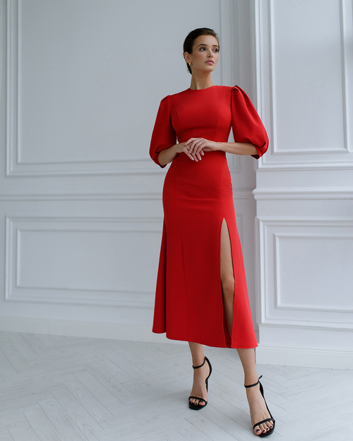 Rotes Midikleid mit Schlitz 