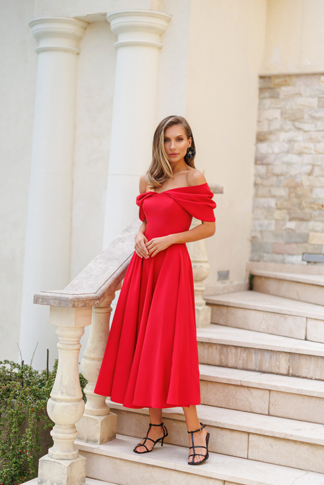 Ausgestelltes Kleid mit offenen Schultern - rot