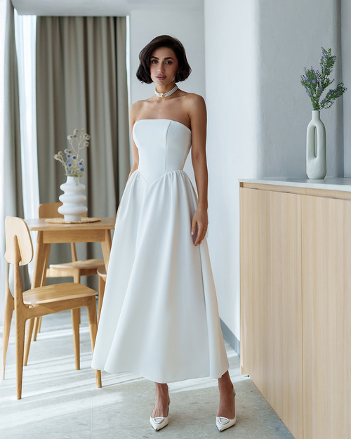 Cremefarbenes Midikleid mit offenen Schultern