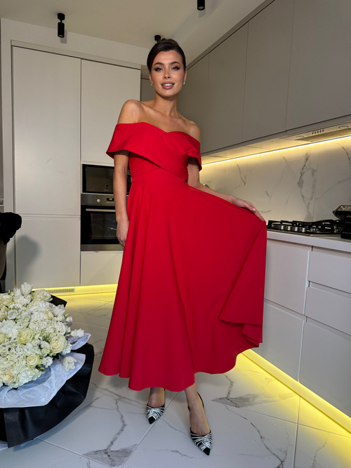 Carmen Kleid mit mittellangem Trapezausschnitt aus hochwertigem Anzugstoff rot