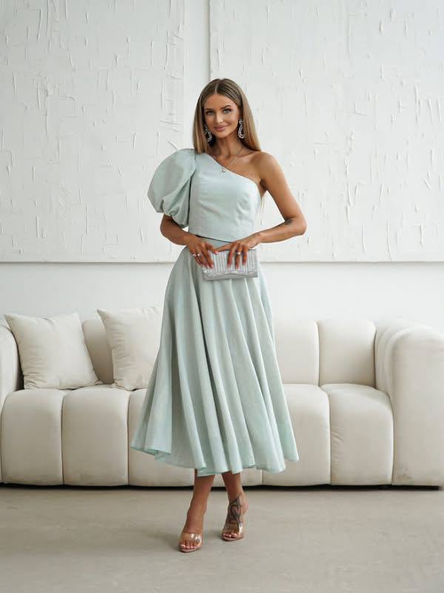 Cremefarbenes Midikleid mit offenen Schultern