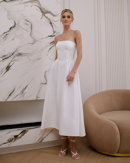 Cremefarbenes Midikleid mit offenen Schultern