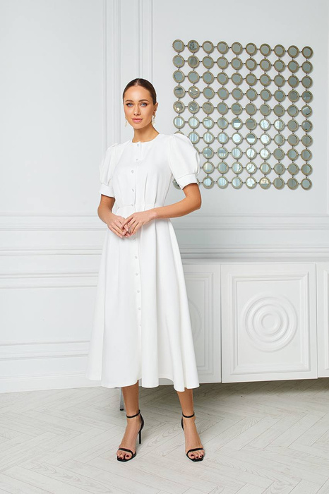 Kleid mit milchfarbenen Knöpfen verziert