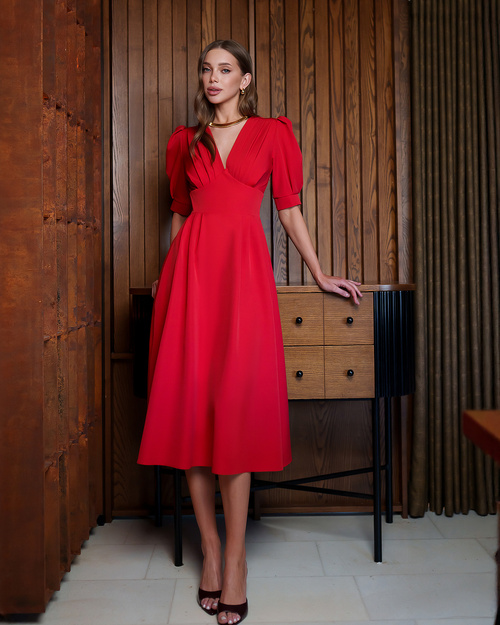 Rotes, ausgestelltes Midikleid mit kurzen Puffärmeln.