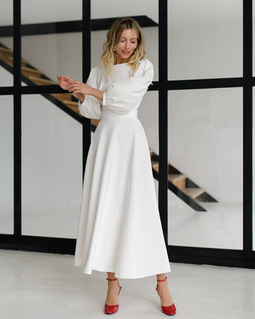 Elegantes ausgestelltes Midikleid mit bauschigen Ärmeln, die mit einer Schleife gebunden werden, in Milchfarbe