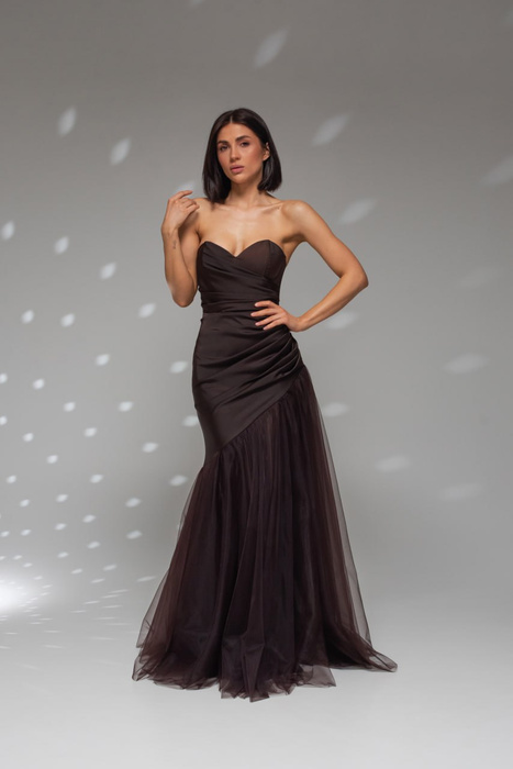 Elegantes schwarzes trägerloses Midikleid mit Rüschenbesatz