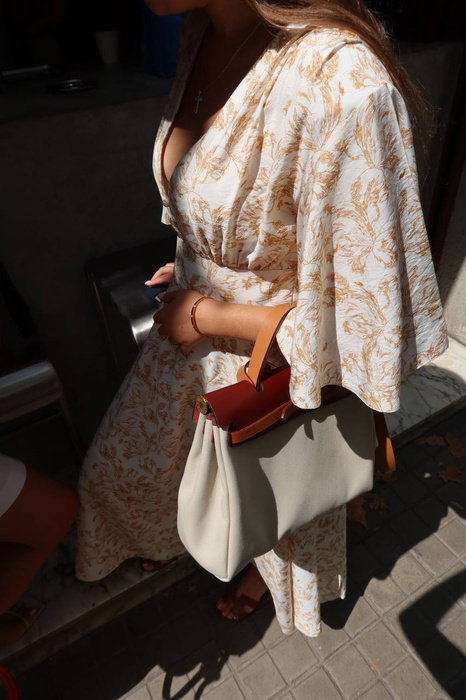 Elegantes schwarzes trägerloses Midikleid mit Rüschenbesatz