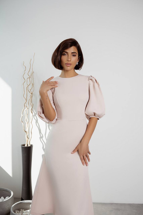 Elegancka rozkloszowana sukienka midi z bufiastymi rękawami beżowa