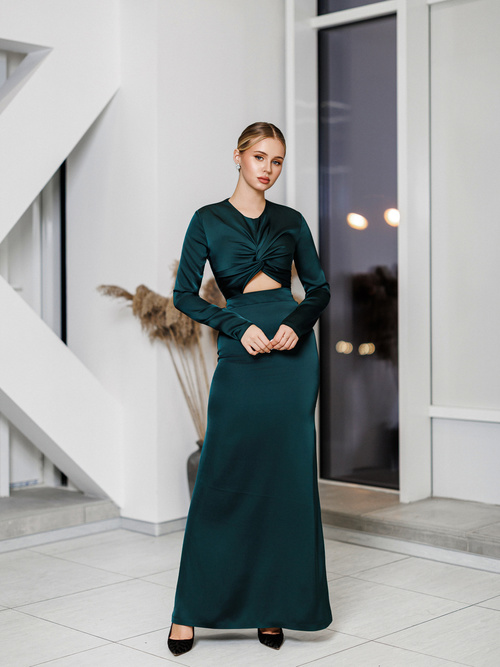 Elegantes schwarzes trägerloses Midikleid mit Rüschenbesatz