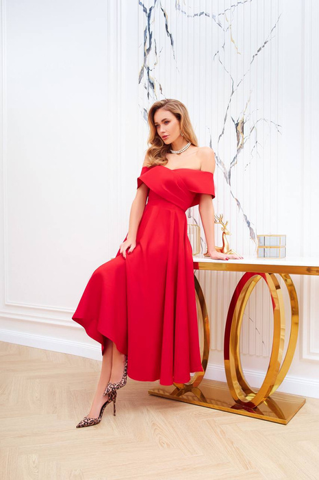Carmen Kleid mit mittellangem Trapezausschnitt aus hochwertigem Anzugstoff rot