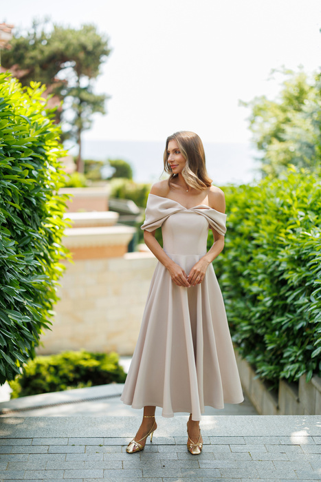 Ausgestelltes Kleid mit offenen Schultern - creme