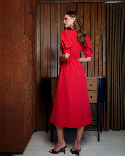 Rotes, ausgestelltes Midikleid mit kurzen Puffärmeln.