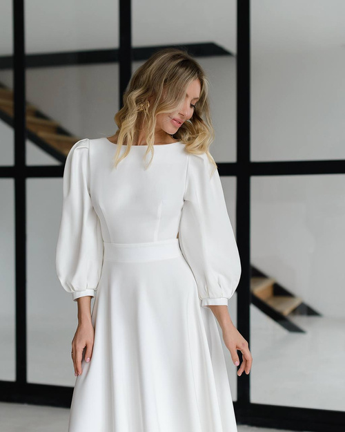 Elegantes ausgestelltes Midikleid mit bauschigen Ärmeln, die mit einer Schleife gebunden werden, in Milchfarbe