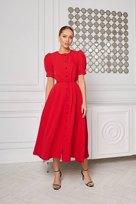 Kleid mit Knöpfen in Rot verziert