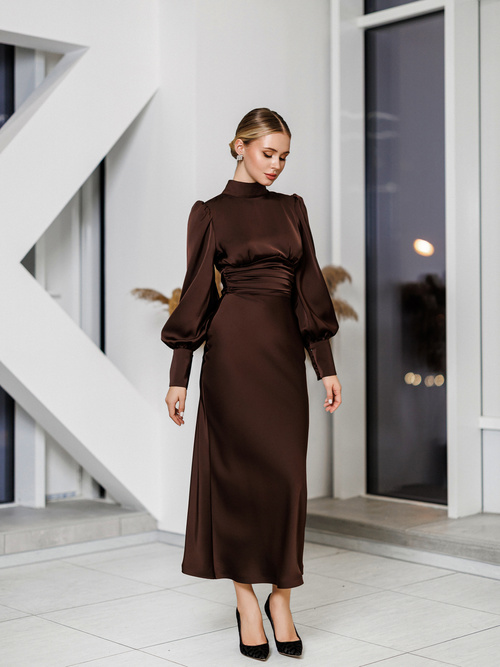 Raja Midikleid aus Satin mit offenem Rücken und Schleife - braun 