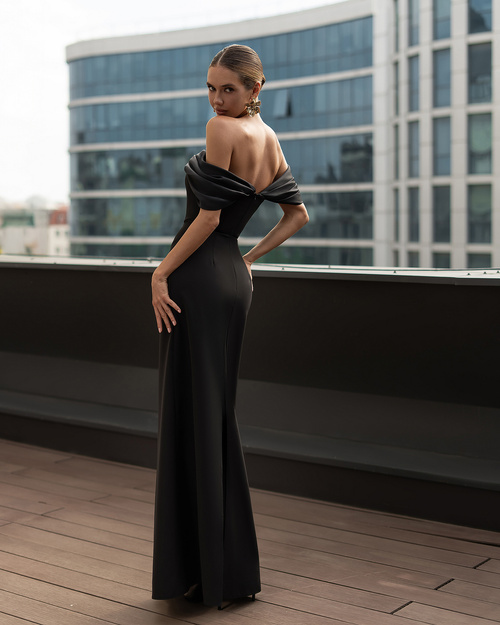 Elegancka maxi sukienka z odkrytymi ramionami czarna