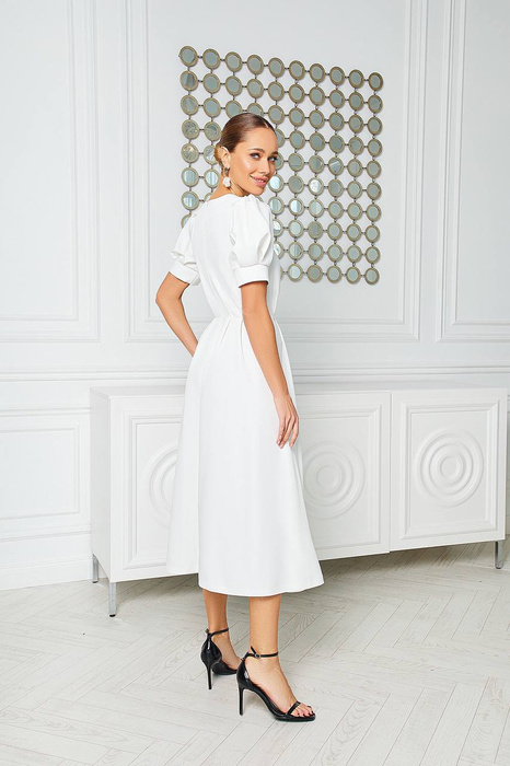 Kleid mit milchfarbenen Knöpfen verziert