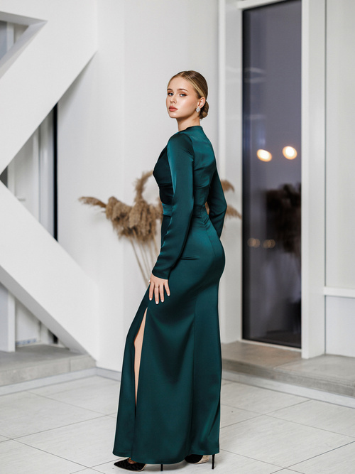 Elegantes schwarzes trägerloses Midikleid mit Rüschenbesatz