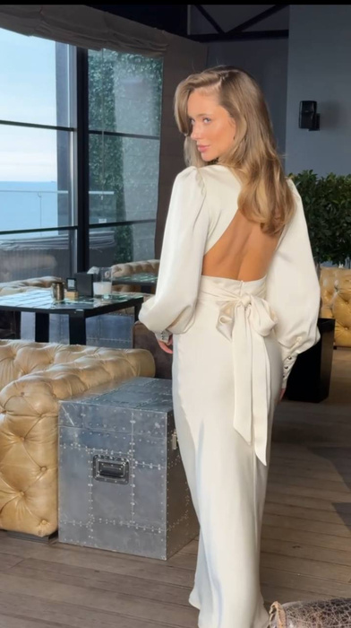 Raja Midikleid aus Satin mit offenem Rücken und cremefarbener Schleife