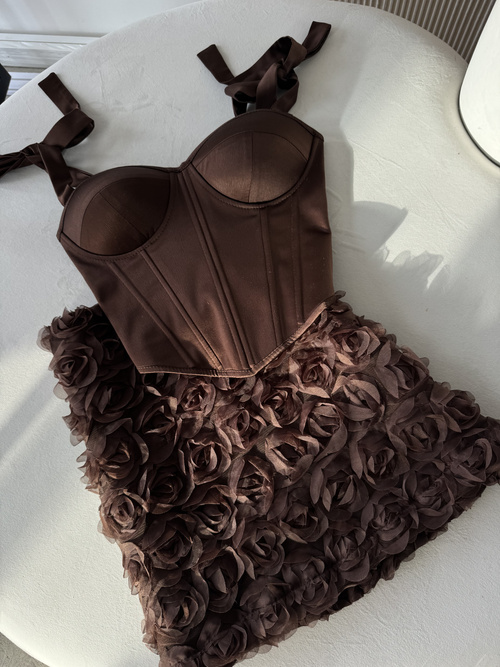 Elegancki komplet damski z gorsetem i spódnicą mini z kwiatami 3D brązowy