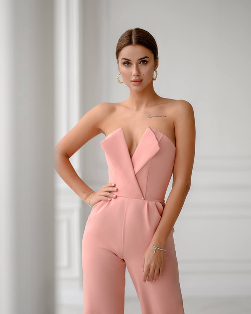 Elegancki gorsetowy kombinezon w kolorze pudrowym