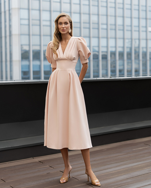 Blaues, ausgestelltes Midikleid mit kurzen Puffärmeln.