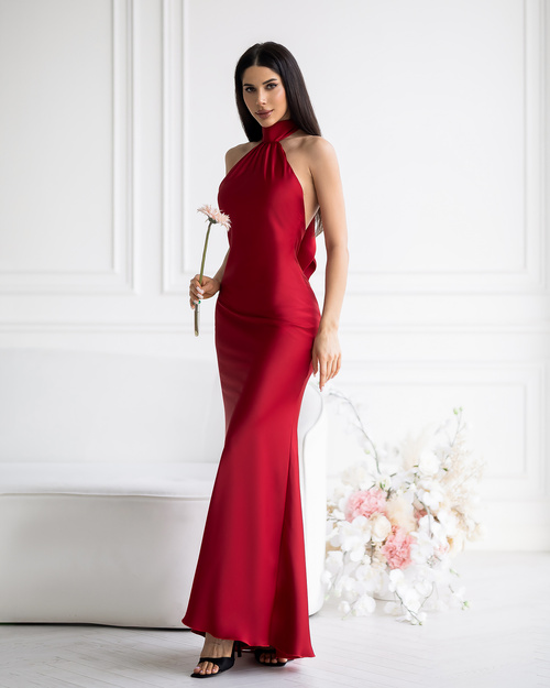 Elegancka sukienka satynowa maxi w kolorze czerwonym z odkrytymi plecami