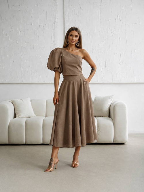 Cremefarbenes Midikleid mit offenen Schultern
