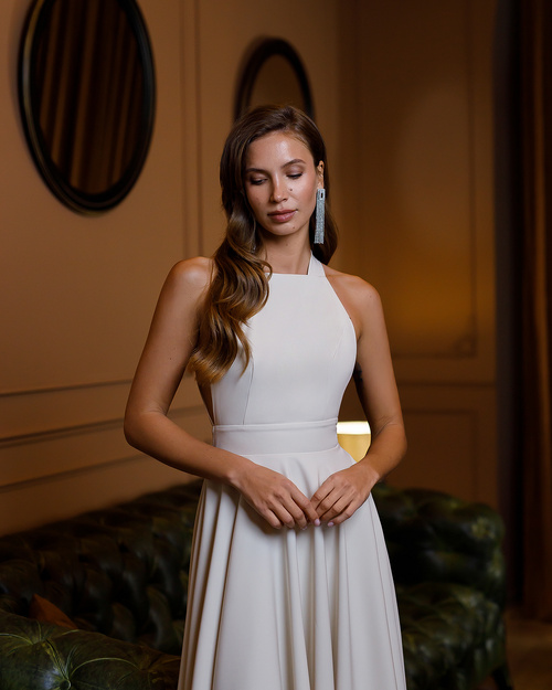 Elegancka rozkloszowana sukienka midi bez rękawów z wiązaniem na plecach - kremowa
