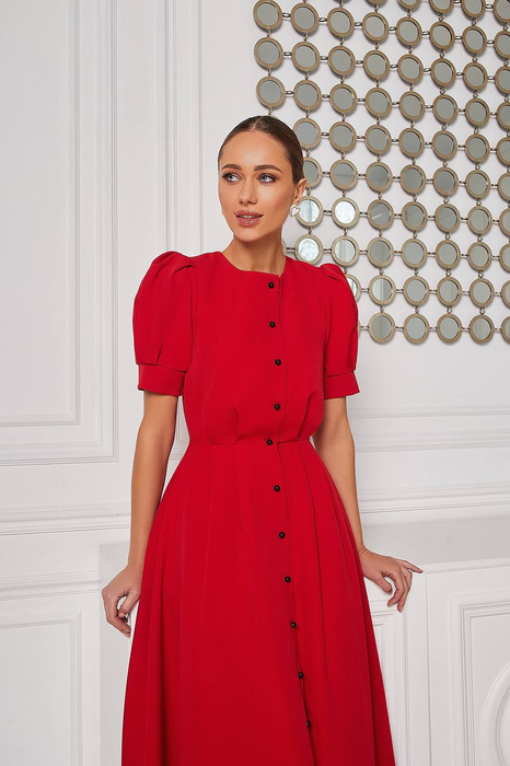 Kleid mit Knöpfen in Rot verziert