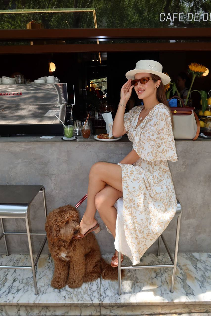 Elegancka sukienka midi w stylu boho z dekoltem V – beżowa we wzory Rozm. M