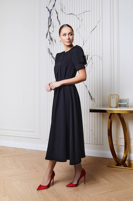 Kleid mit Knöpfen in Schwarz verziert