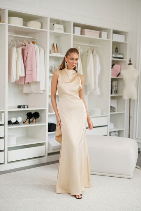 Maxikleid aus Satin mit offenem Rücken cremefarben