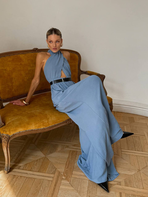 Kombinezon damski maxi błękitny z wiązaniem na szyi – elegancki fason oversize 